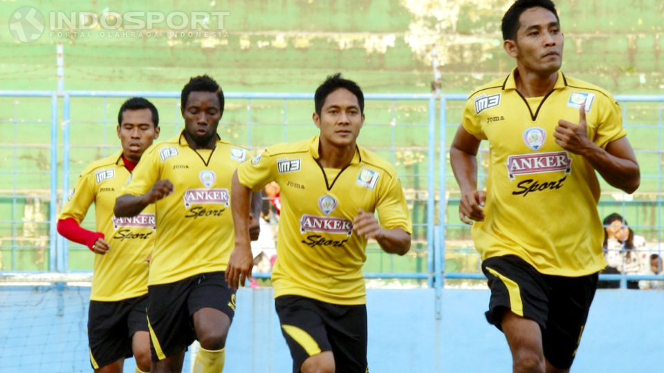 Pemain Arema Cronus tengah berlatih hadapi delapan besar ISL 2014. Copyright: &copy; Ardiyansyah/INDOSPORT